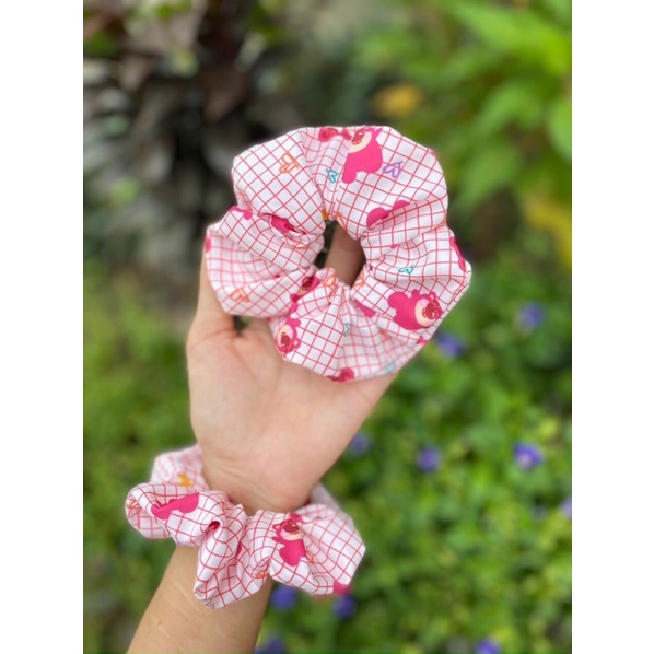 Dây buộc tóc SCRUNCHIES hoạ tiết gấu dâu LOSTO hot