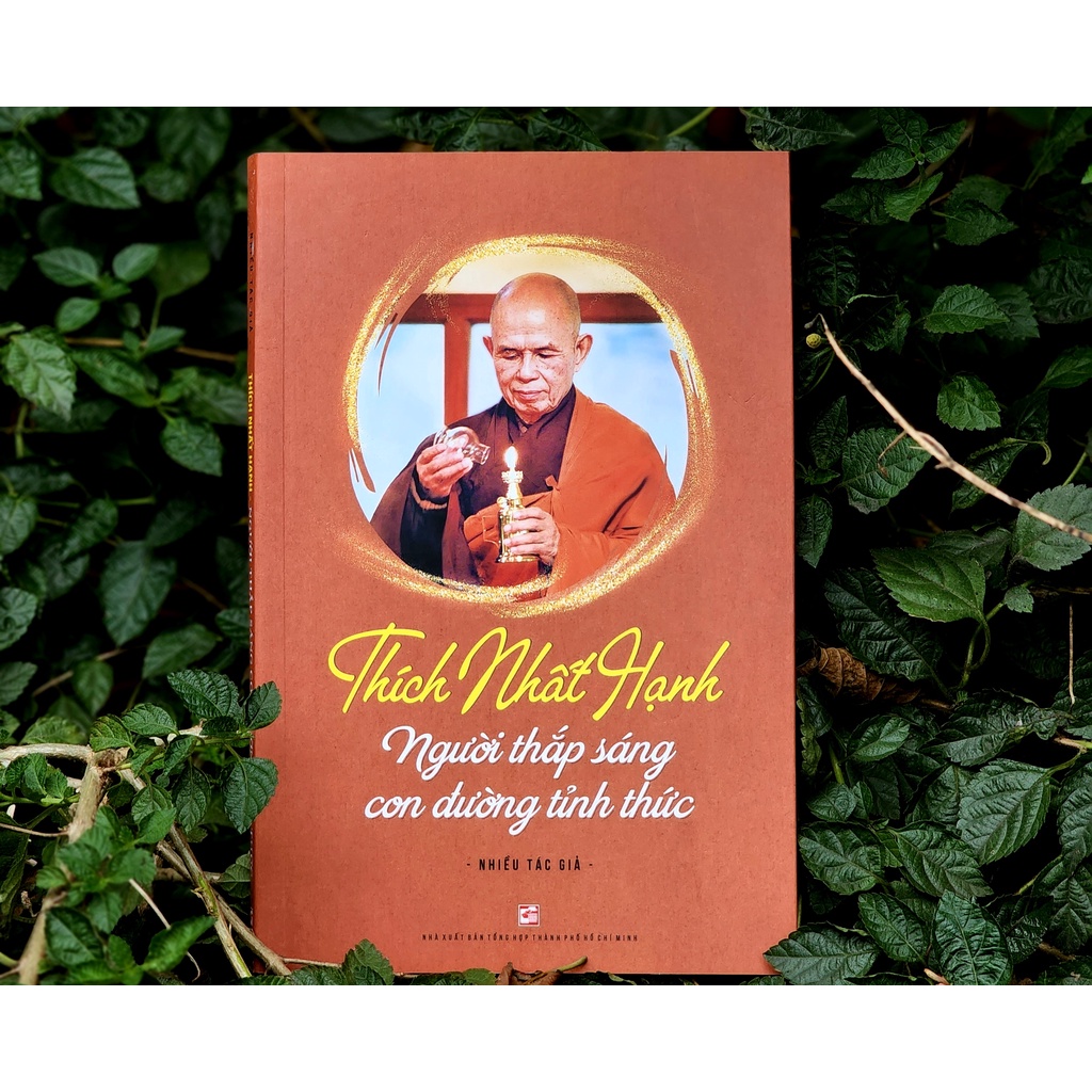 Sách - Thích Nhất Hạnh - Người thắp sáng con đường tỉnh thức