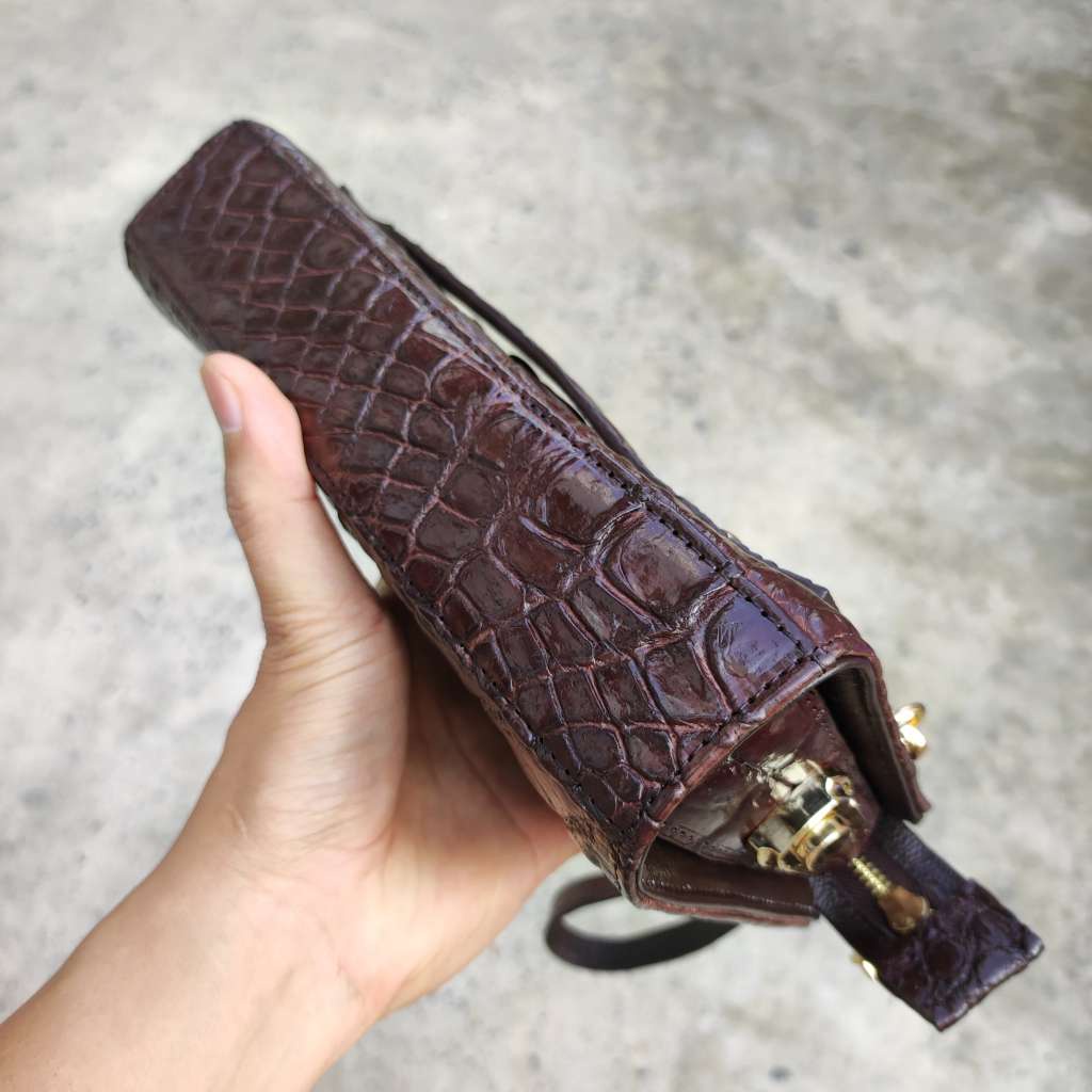 Cầm tay có khóa số. Da bắp cá sấu siêu lớn!