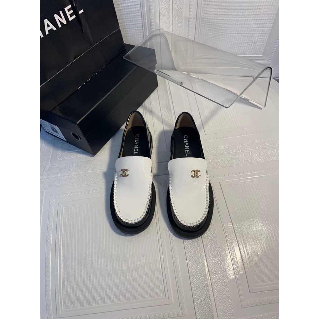 Không Hộp Giày Lười Da Bò Sáng Bóng &amp; Kim Loại Màu Đen