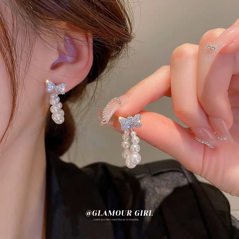 bông tai hình nơ xoắn vòng châu tiểu thư, khuyên tai đính đá và vòng hạt bẹt xinh xắn