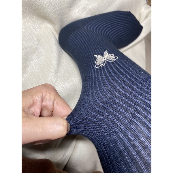 QUẦN LEGGINGS LEN THÊU HÌNH BƯỚM Ở CỔ CHÂN TRÁI