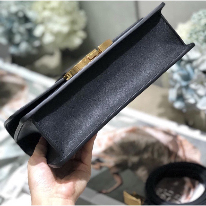 Túi xách nữ đeo chéo khoá CD, kẹp nách cũng xinh. Da mịn.