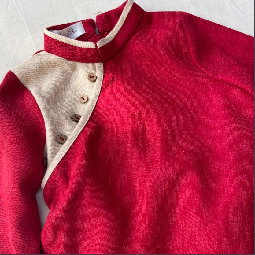 Áo dài cách tân đỏ phối nút cho bé trai xinh xắn dễ thương áo dài cho mẹ và bé trai