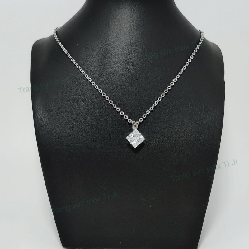 Dây chuyền inox mặt đá hình thoi 12ly, dây chữ công chạm chiếu, sáng đẹp không đen