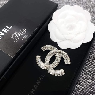 Cài áo lấp lánh sang trọng