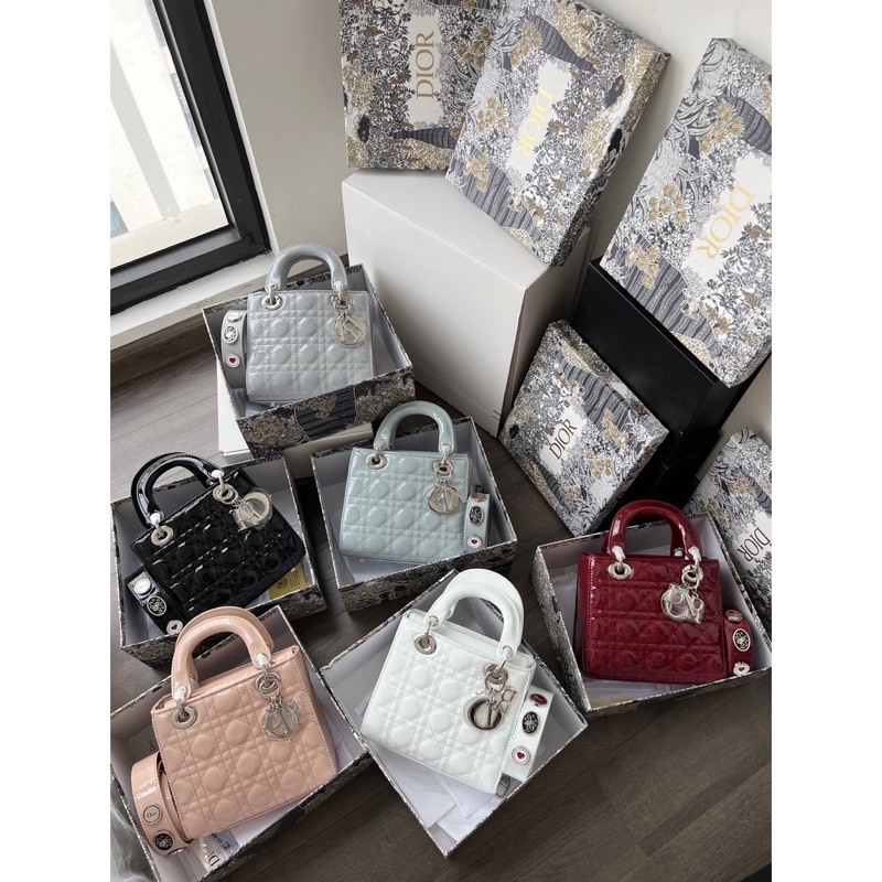 Túi 𝐃𝐈𝐎𝐑 𝐋𝐀𝐃𝐘 𝐒𝐈𝐙𝐄 𝟐𝟎 - D.R 5 ô đeo chéo dây bản to da bóng, da lỳ.
