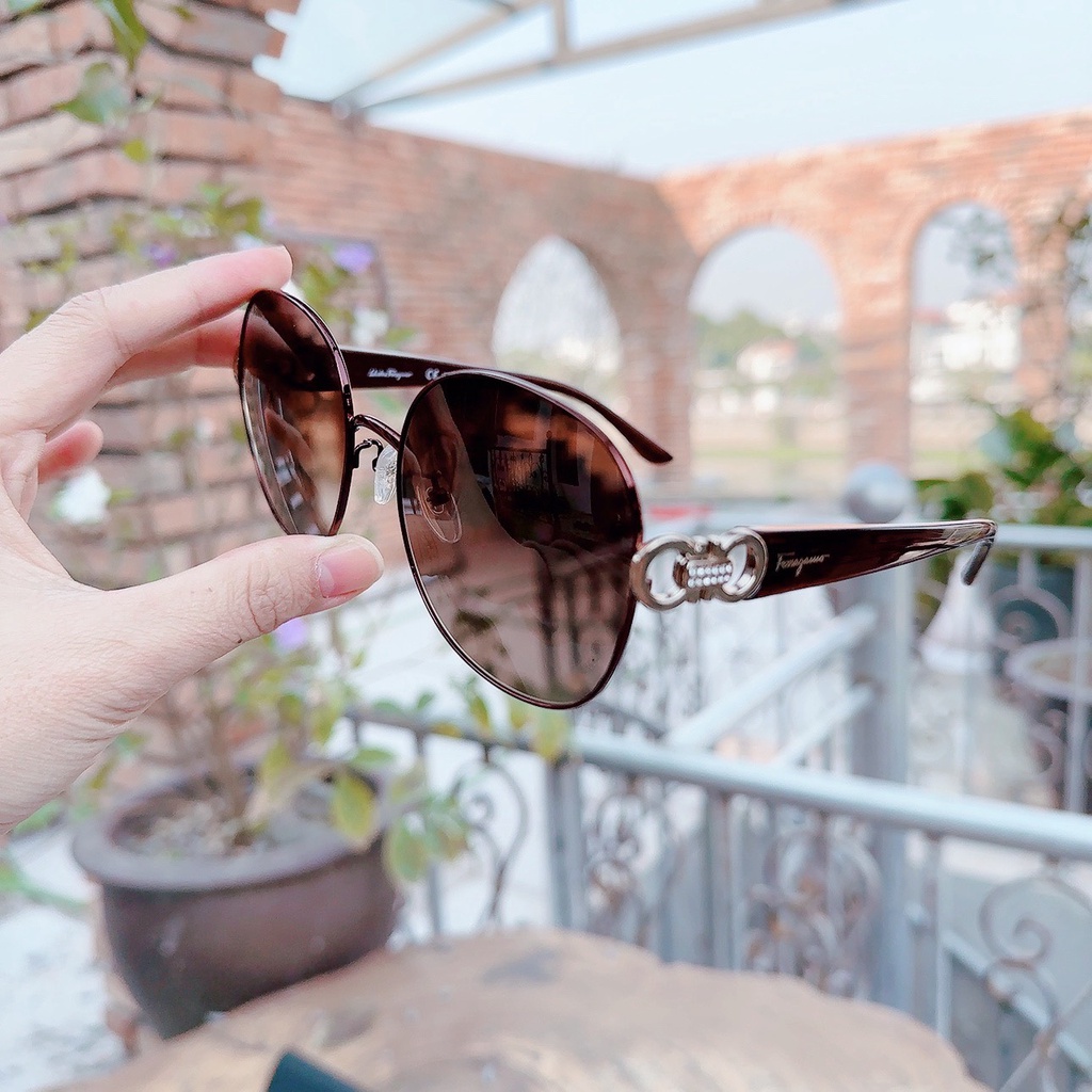 Kính mát Salvatore Ferragamo viền đỏ, càng màu nâu  SF231SRK 249 - Nude/gold