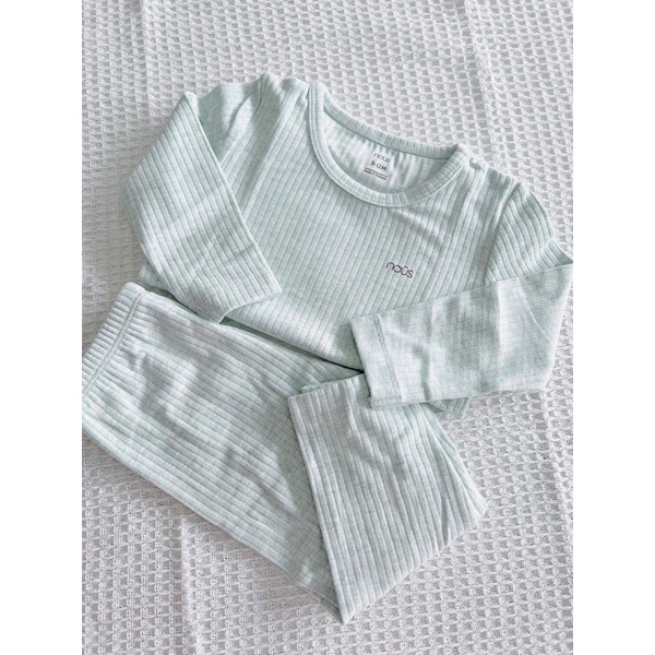 Nous - dai tay bé gái