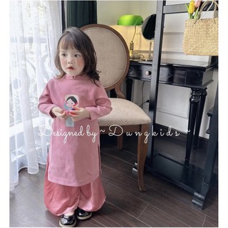 Áo dài cô gái đội nón bé gái