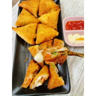 Chả giò hải sản tam giác.