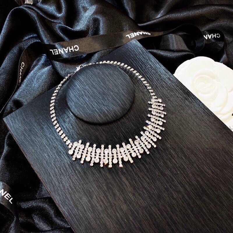 Dây chuyền Choker đá sáng lấp lánh đi tiệc