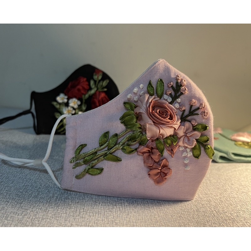 Khẩu trang thêu handmade có nút điều chỉnh