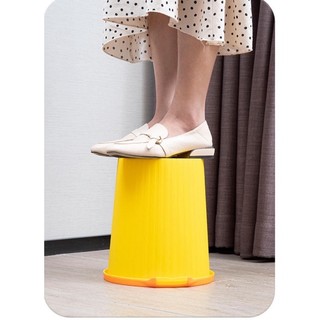thùng rác con vịt vàng