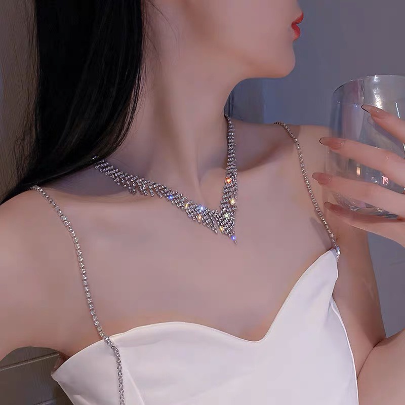 Choker đính đá lấp lánh V Dây chuyền dự sự kiện sang chảnh