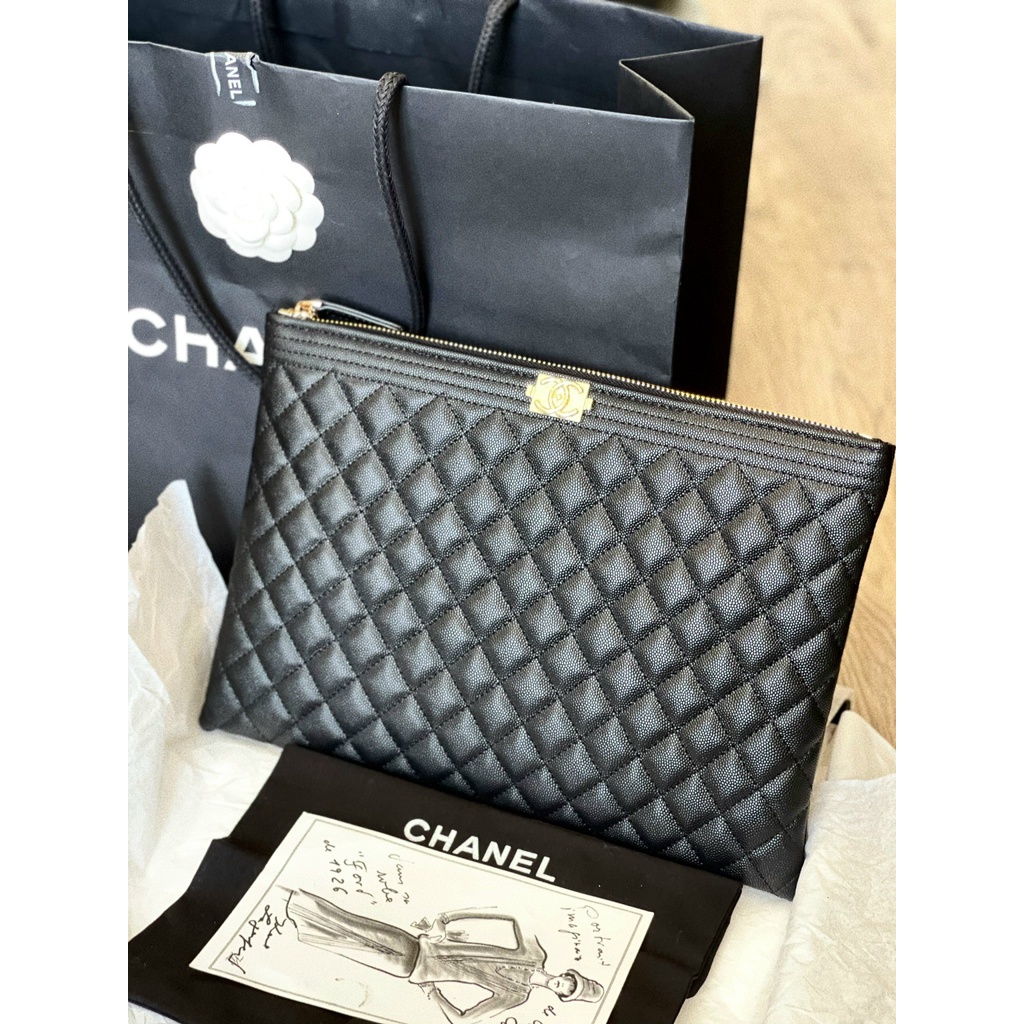 Túi kẹp nách cầm tay chnel logo tag vàng