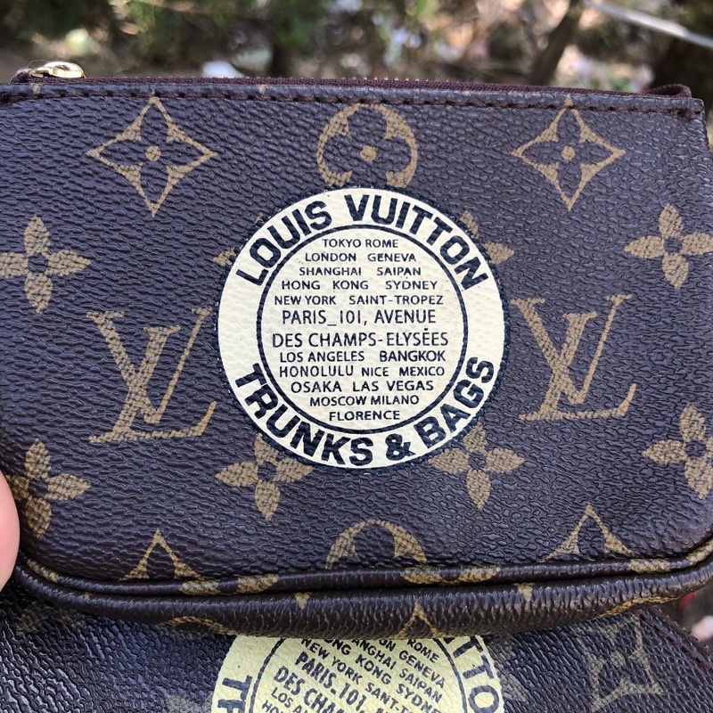 Túi si hiệu Lu-vi-ton