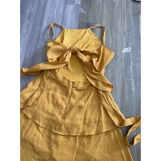 2hand đầm hở lưng vàng eo 66cm mã 185