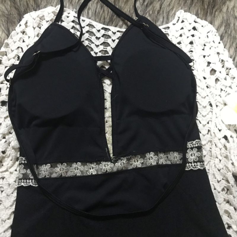 Bikini 1 mảnh đen phối hoa cúc trắng