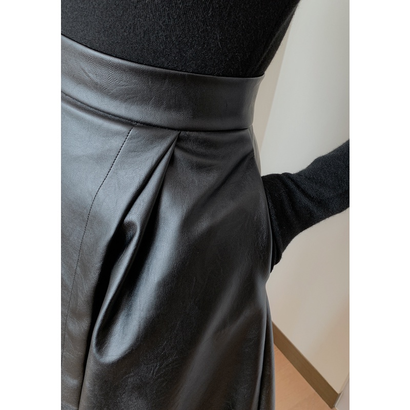 Chân váy da đắp tà có túi màu đen đơn giãn, sang trọng nhưng thời thượng.