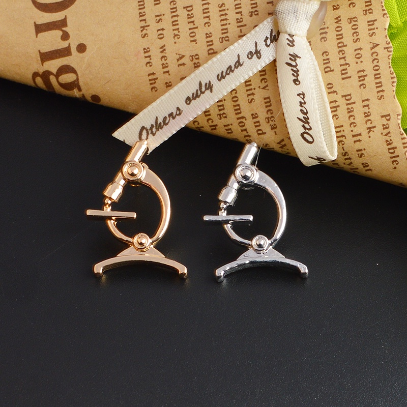 Trâm Cài Áo Hình Kính Hiển Vi Sáng Tạo