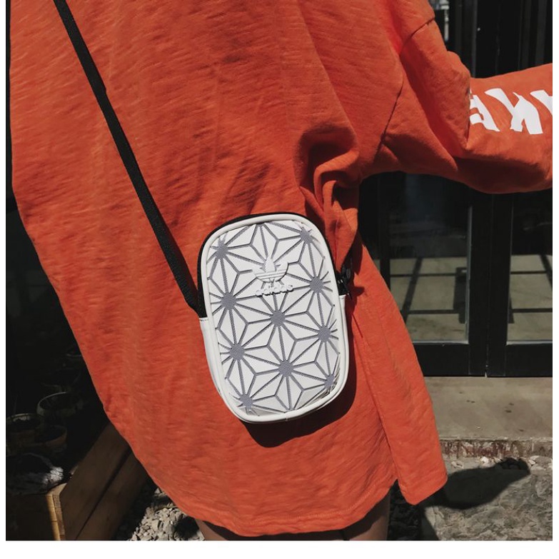 Túi Đeo Chéo Dập Nổi Logo 3D Mẫu I Hình