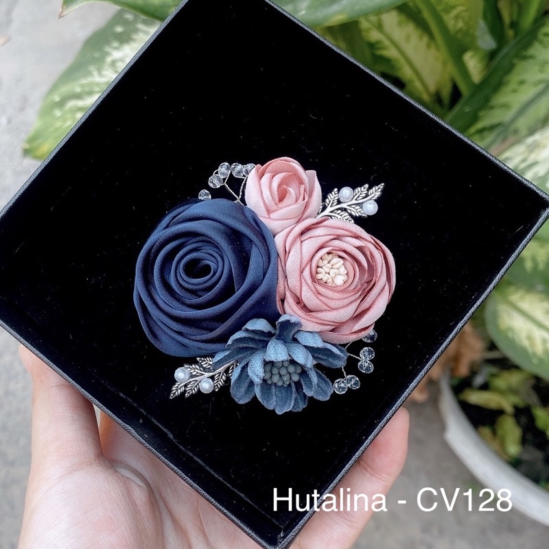 Hoa Cài Áo Handmade Hutalina  CV128 - HUTALINA
