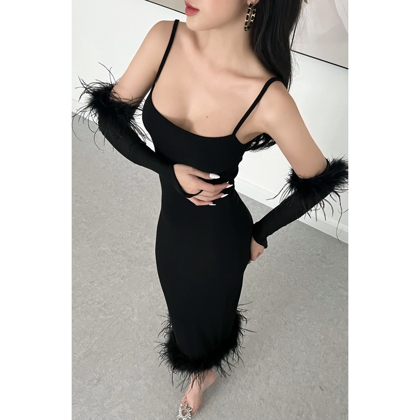 KIOBI – Đầm Louisa Feather  form midi 2 dây cơ bản ôm dáng xẻ tà đính lông, vải thun gân đen - KID2212369D