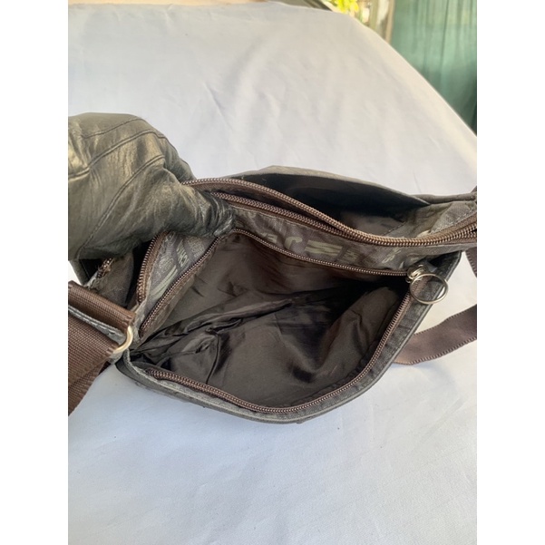 Túi chuẩn si. Túi qua sử dụng. Khách vui lòng xem hình nếu muốn biết thêm thông tin sản phẩm mời khách vô chat . Thanks.