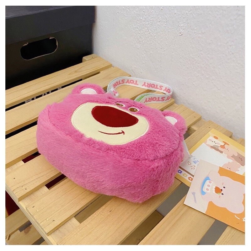 Túi đeo chéo gấu dâu lotso hồng phủ lông nhung mềm mại dễ thương De Perier