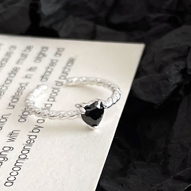Nhẫn Hợp Kim Xoắn Hình Trái Tim Đính Đá Zircon Đen Thời Trang Cho Nữ