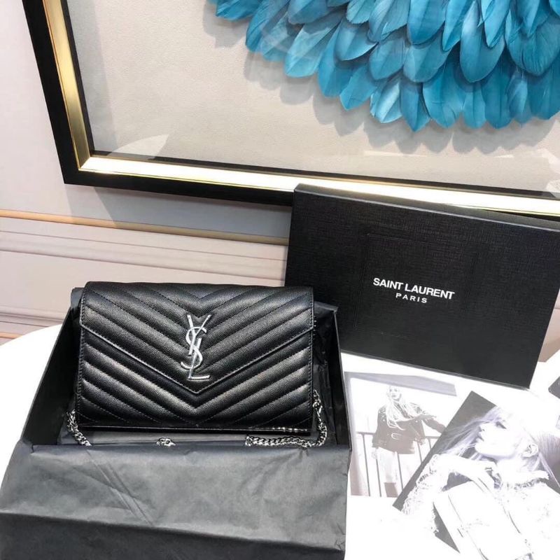 Túi clucht da sần hạt