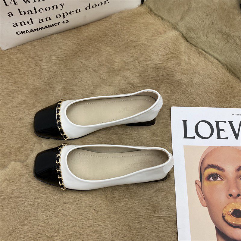 Giày búp bê bệt Miu Miu da bóng mũi tròn gắn xích