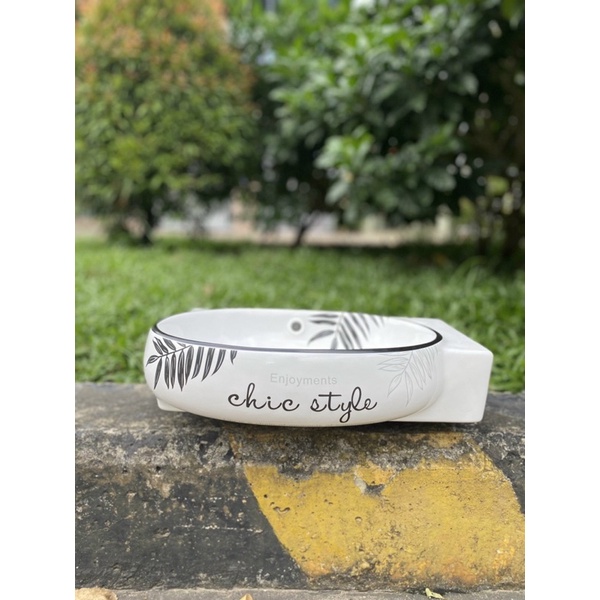 Chậu lavabo rửa mặt hoa văn đi kèm gương và kệ