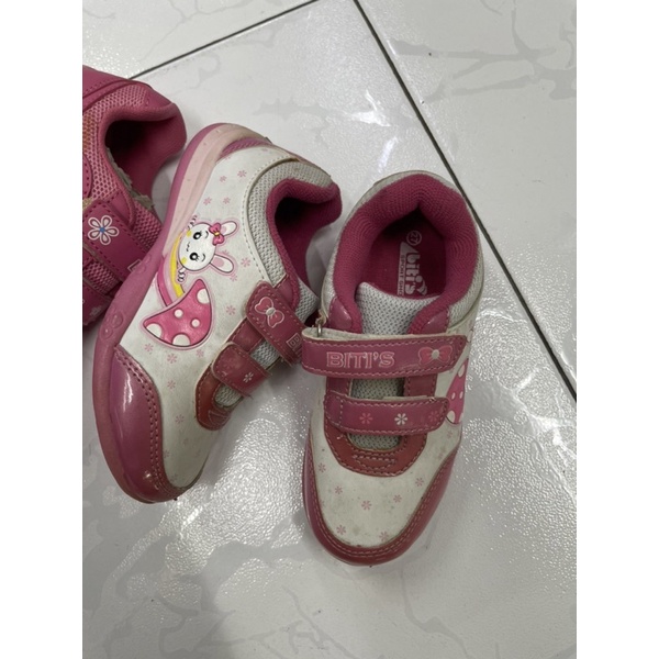 Giày bé gái màu hồng hàng Bitis lẻ size