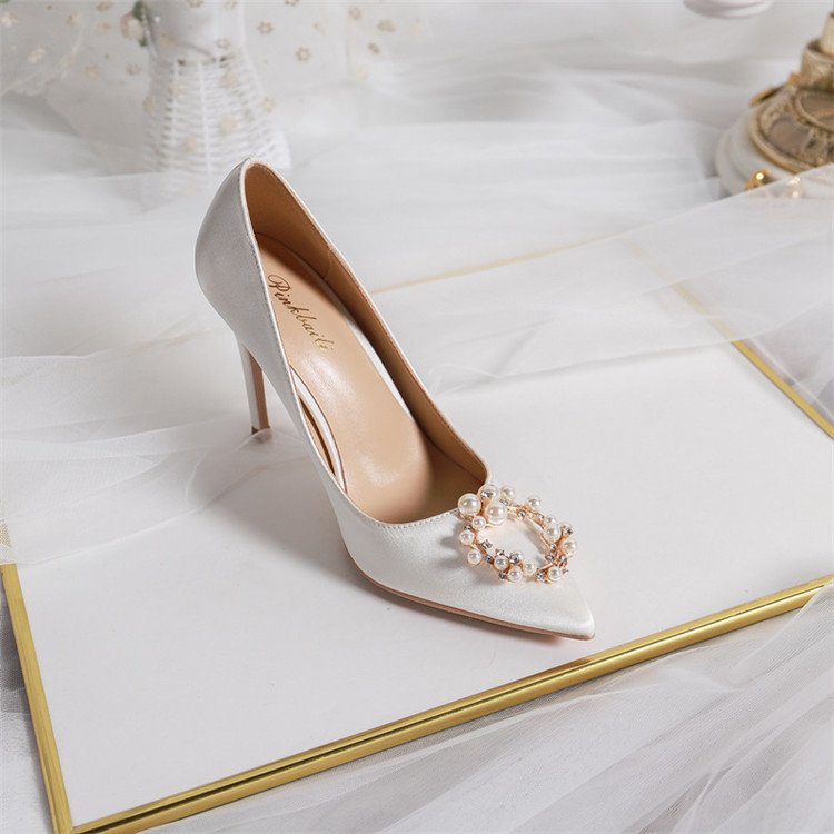Giày Cao Gót Mũi Nhọn Đính Ngọc Trai Sang Trọng Cho Cô Dâu