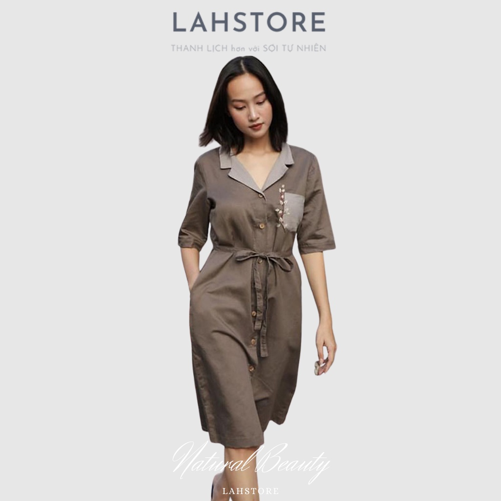 Đầm sơ mi linen tưng tay lỡ cổ hai ve túi ngực thêu hoa | LAHSTORE Linen Shirt Dress 2022 (Trắng)