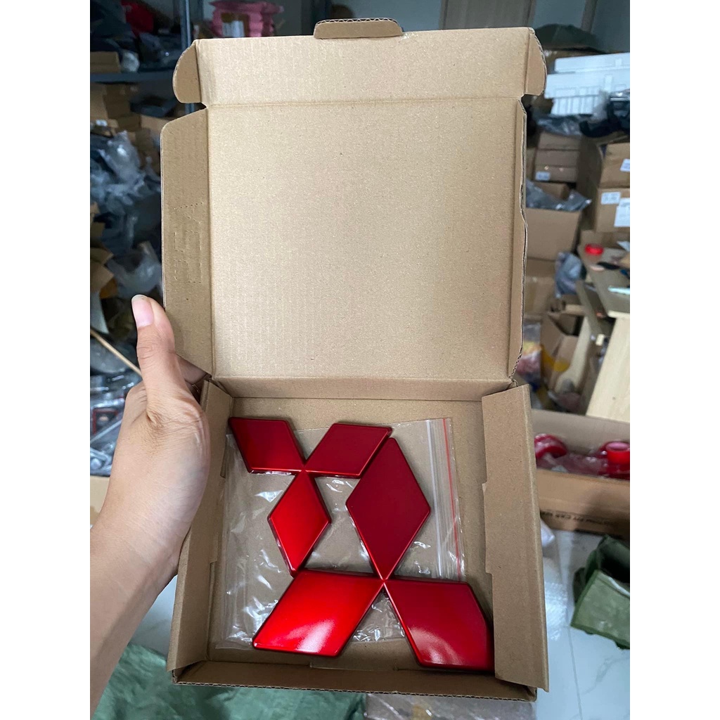 Ốp logo Mitsubishi Outlander 2013-2023 trừ bản sport