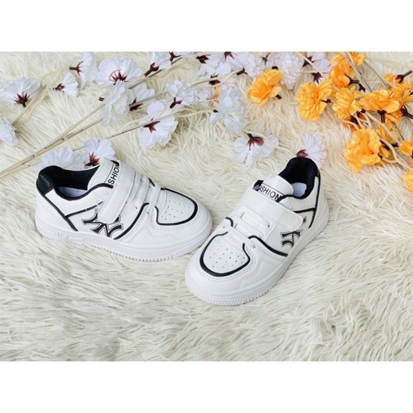 Giày Thể Thao Sneaker Trẻ Em, Bé Trai, Bé Gái MB Trắng Viền Đen + Full Box P001 [Tặng Kèm 1 Đôi Tất/Vớ]