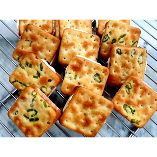 Bánh quy hành kẹp vị phô mai , trứng muối mix rong biển