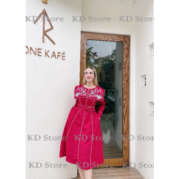 Váy xoè thêu cổ
