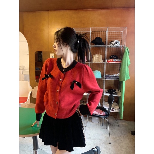(Sẵn) Áo khoác len dệt kim cardigan cổ tròn đỏ viền đen đính nơ nhung dễ thương Noel Yannie