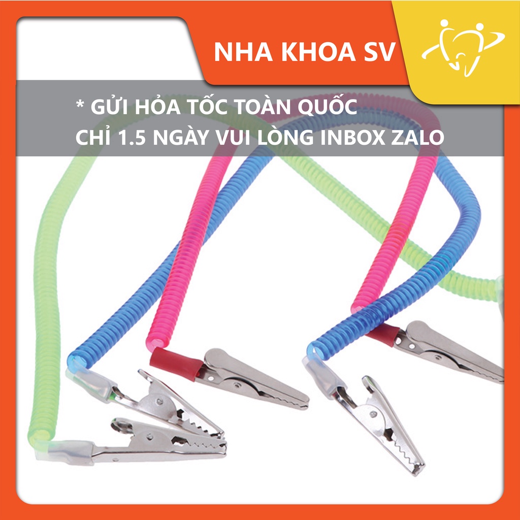 KẸP GIỮ KHĂN CHOÀNG CỔ BỆNH NHÂN KHI ĐIỀU TRỊ
