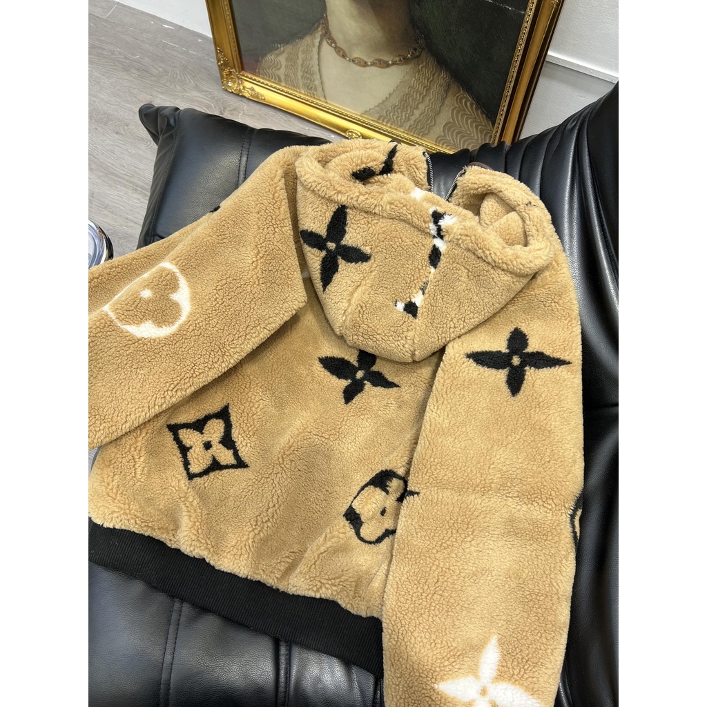 Áo khoác lông cừu dài tay thời trang cao cấp nhãn hiệu Louis Vuitton LV thiết kế logo thời thượng, hiện đại