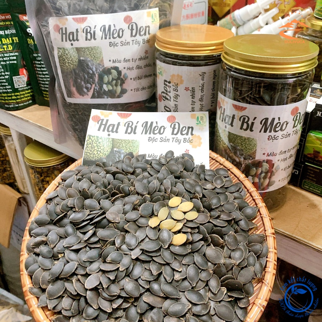 Hạt bí mèo đen rang tay thủ công thượng hạng của người Hơ Mông. Hạt bí sống, sấy chín thơm ngon, dễ tách vỏ, không vỡ