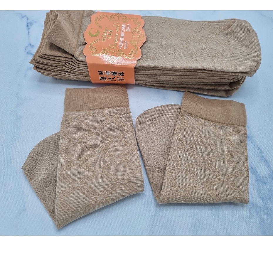Vớ/Tất da chân chất dày mẫu hoa và mẫu chống trượt 21812 (ảnh tự chụp)