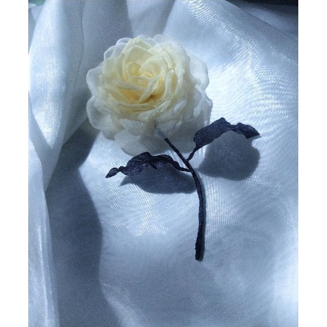 Hoa cài áo handmade Joli, hoa hồng cài áo màu vàng mơ