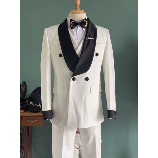 vest nam tuxedo mầu trắng cổ bâu đen