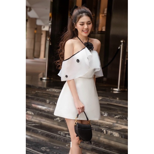 Đầm trắng thiết kế cổ yếm gắng lông tiểu thư