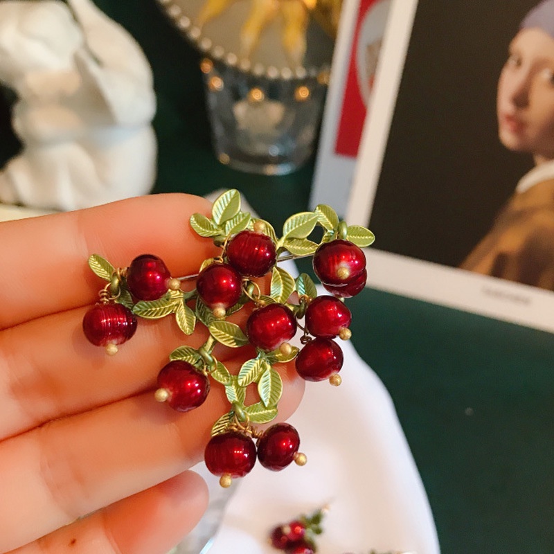 Trâm Cài Áo Hình Trái Cây Đính Ngọc Trai Giả Màu Đỏ / Xanh Lá Phổ Biến